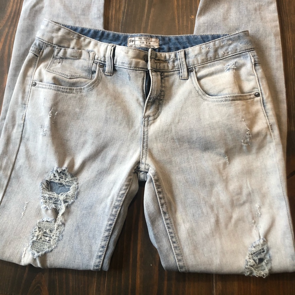 🌻FREE PEOPLE DISTRESSED SKINNY JEANS🌻